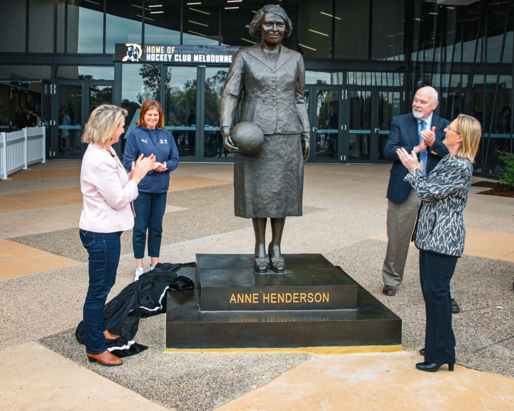 Vicki Ward MP, Netball Victoria President Carol Cathcart, John Henderson and Cyndi McLeish unveil the Anne Henderson statue.